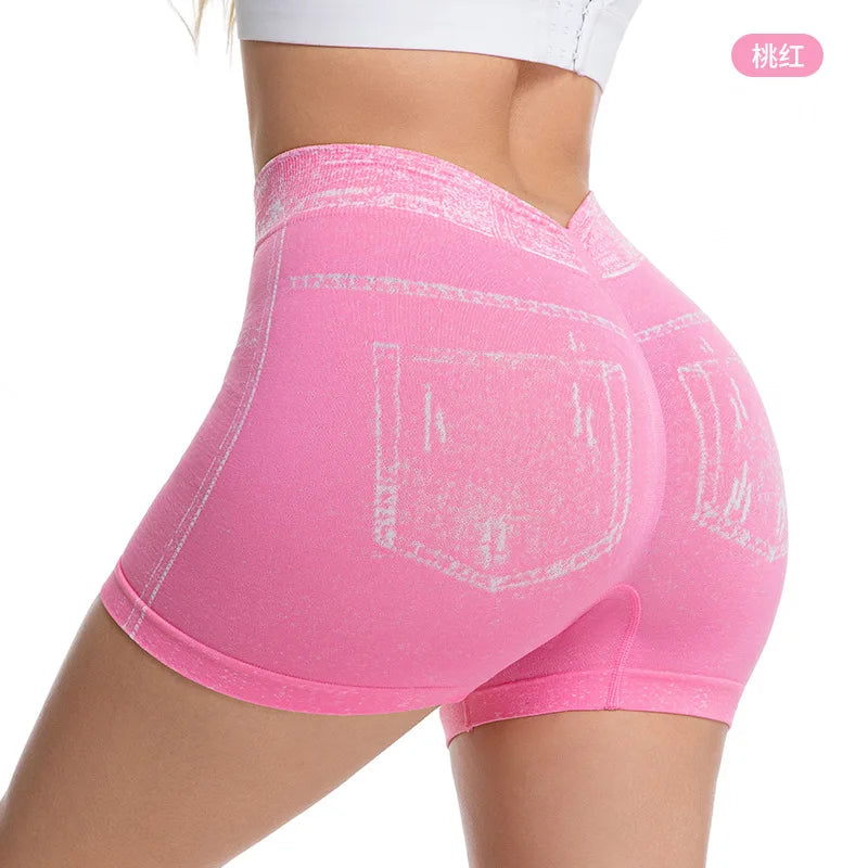 Vista posterior de shorts deportivos rosas con acabado fruncido