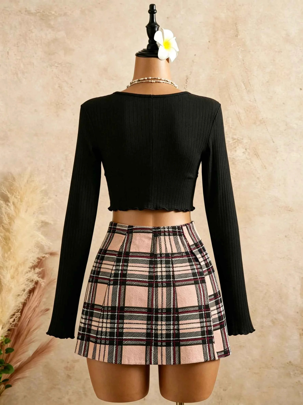 Conjunto 2 Piezas Mujer: Top Negro Cruzado y Minifalda Rosa Cuadros